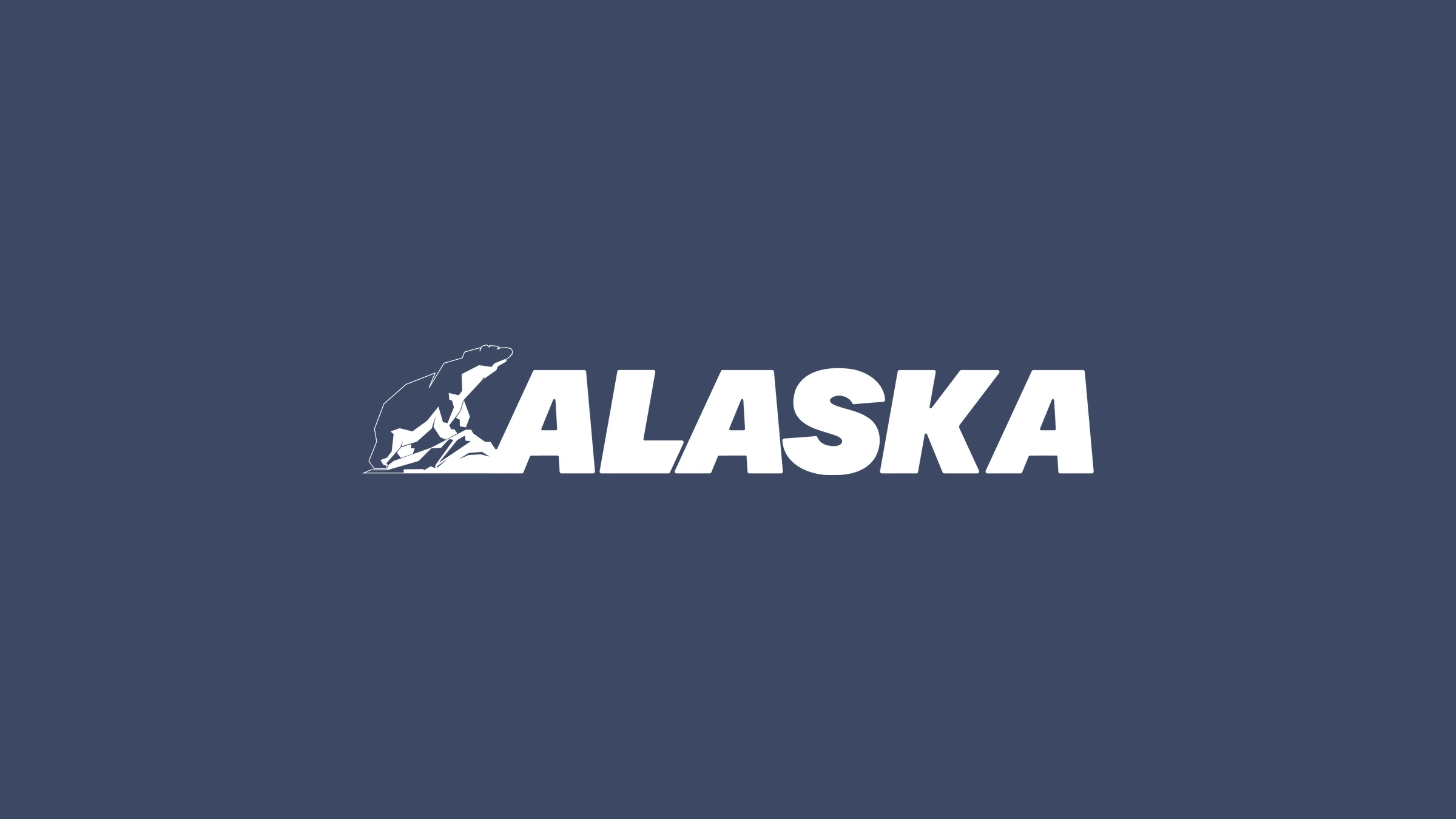 Новый логотип Alaska белым по фирменному синему — полигональный медведь на горе и надпись ALASKA