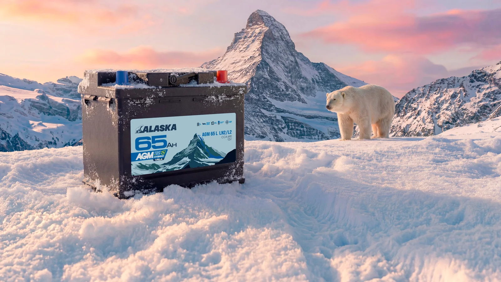 Аккумулятор Alaska AGM в снегу на фоне заснеженной горы и белого медведя