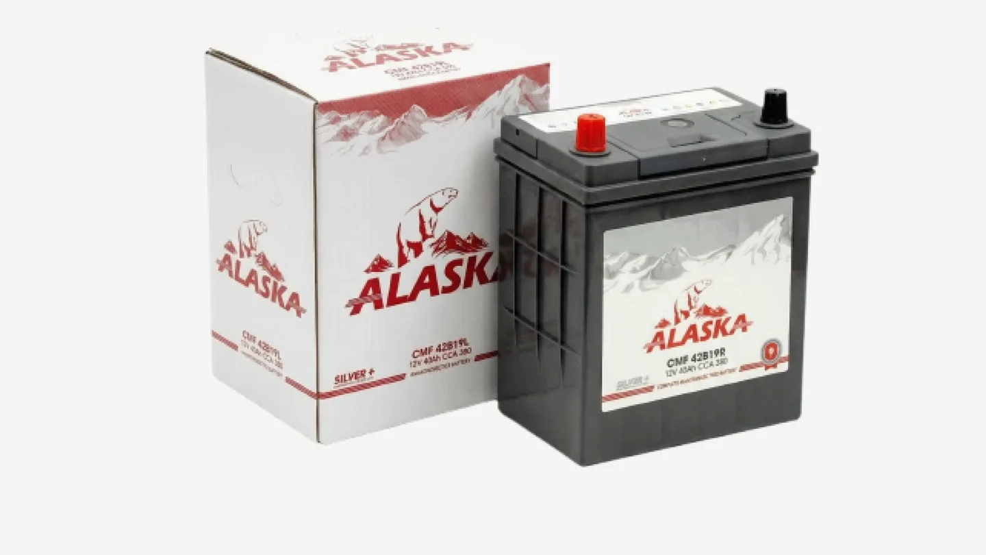 Старая коробка и аккумулятор Alaska в красно-белом оформлении